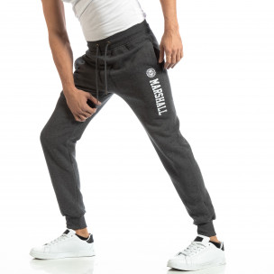 Pantaloni sport pentru bărbați gri cu inscripție - FASHIONMIX.RO Pantaloni sport pentru bărbați gri cu inscripție