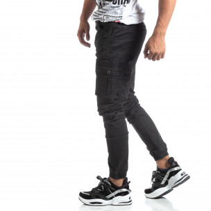 Pantaloni negri de bărbați cu buzunare cargo - FASHIONMIX.RO Pantaloni negri de bărbați cu buzunare cargo