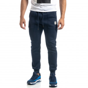 Pantaloni de trening de bărbați albaștri cu buzunare aplicate - FASHIONMIX.RO Pantaloni de trening de bărbați albaștri cu buzunare aplicate