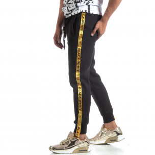 Pantaloni trening negri de bărbați cu imprimeu benzi - FASHIONMIX.RO Pantaloni trening negri de bărbați cu imprimeu benzi