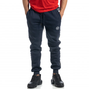 Pantaloni sport albaștri cu bandă pentru bărbați - FASHIONMIX.RO Pantaloni sport albaștri cu bandă pentru bărbați