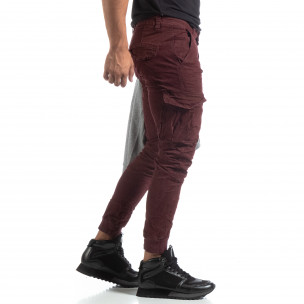 Pantaloni cargo șifonați în culoarea bordo pentru bărbați - FASHIONMIX.RO Pantaloni cargo șifonați în culoarea bordo pentru bărbați