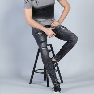 Blugi de bărbați gri cu patch-uri - FASHIONMIX.RO Blugi de bărbați gri cu patch-uri