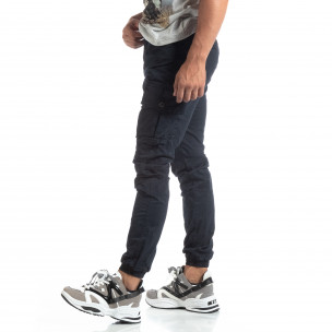Pantaloni bleumarin de bărbați cu buzunare cargo - FASHIONMIX.RO Pantaloni bleumarin de bărbați cu buzunare cargo