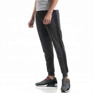 Pantaloni de trening gri cu bandă de bărbați - FASHIONMIX.RO Pantaloni de trening gri cu bandă de bărbați
