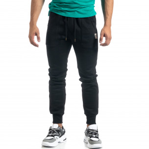 Pantaloni de trening de bărbați negri cu buzunare aplicate - FASHIONMIX.RO Pantaloni de trening de bărbați negri cu buzunare aplicate