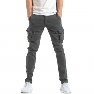Pantaloni în gri închis tip cargo pentru bărbați - FASHIONMIX.RO Pantaloni în gri închis tip cargo pentru bărbați