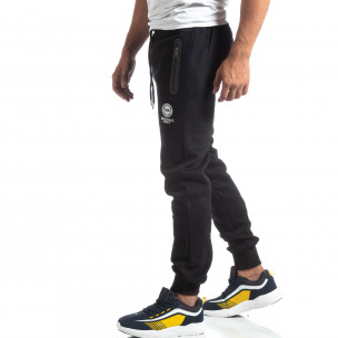 Pantaloni trening de bărbați Marshall Angel negri flaușați - FASHIONMIX.RO Pantaloni trening de bărbați Marshall Angel negri flaușați