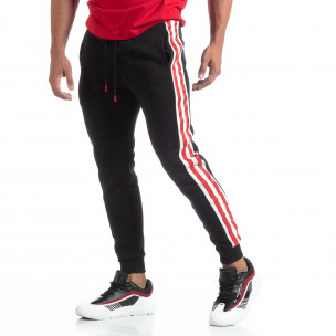 Pantaloni trening de bărbați flaușați negri cu benzi - FASHIONMIX.RO Pantaloni trening de bărbați flaușați negri cu benzi