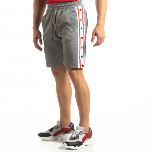 Pantaloni sport scurți gri de bărbați cu benzi și stele - FASHIONMIX.RO Pantaloni sport scurți gri de bărbați cu benzi și stele