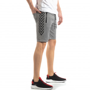 Pantaloni sport scurți gri cu benzi de bărbați - FASHIONMIX.RO Pantaloni sport scurți gri cu benzi de bărbați