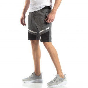 Pantaloni sport scurți gri cu accent argintiu pentru bărbați - FASHIONMIX.RO Pantaloni sport scurți gri cu accent argintiu pentru bărbați
