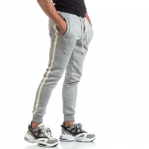 Pantaloni sport de bărbați flaușați gri cu banda albă - FASHIONMIX.RO Pantaloni sport de bărbați flaușați gri cu banda albă