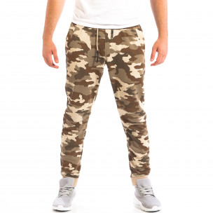 Pantaloni sport de bărbați Cropp în camuflaj maro - FASHIONMIX.RO Pantaloni sport de bărbați Cropp în camuflaj maro
