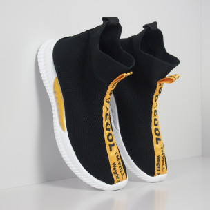 Adidași negri slip-on de bărbați cu inscripții galbene - FASHIONMIX.RO Adidași negri slip-on de bărbați cu inscripții galbene